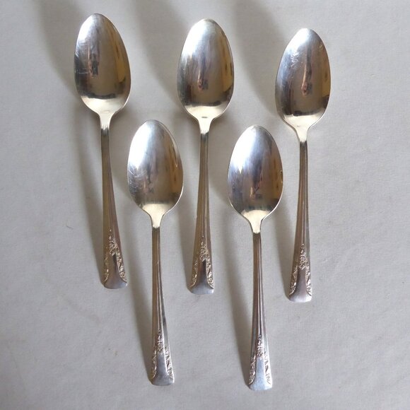 VINTAGE 1940 CAMELIA SILVER PLATE SOUP SPOON SET OF 5 - Picture 1 of 9